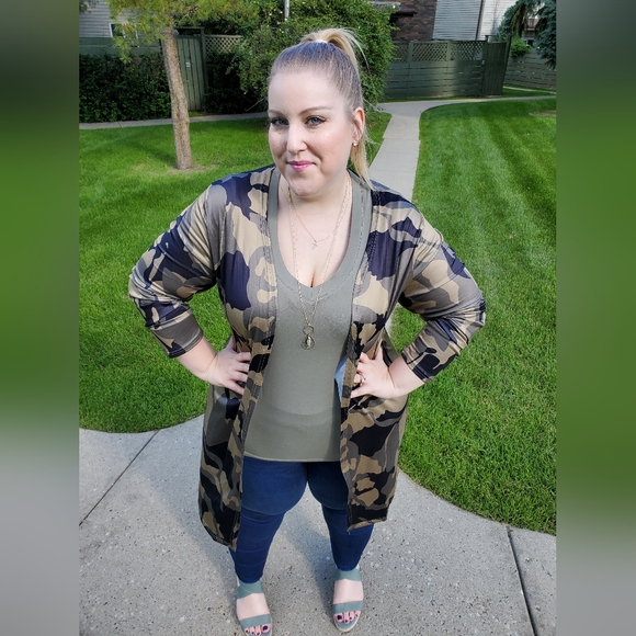π©·5/$25π©· Green Camo, Open Front Cardigan - Plus Size 16 - Picture 2 of 12